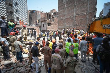 NEW DELHI INDIA APRIL 19 2025 NDRF Personeli ve yerel sakinler 19 Nisan 2025 'te Mustafabad' da çöken binada kurtarma operasyonları düzenlediler.