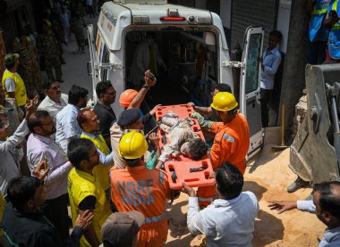 NEW DELHI INDIA 19 Nisan 2025 NDRF Personeli, 19 Nisan 2025 tarihinde Mustafabad 'daki Çöküş Binası' ndaki insanları kurtarırken görüldü. 