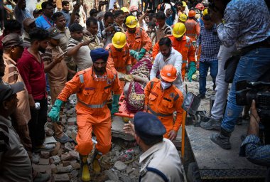 NEW DELHI INDIA 19 Nisan 2025 NDRF Personeli, 19 Nisan 2025 tarihinde Mustafabad 'daki Çöküş Binası' ndaki insanları kurtarırken görüldü. 
