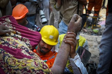NEW DELHI INDIA 19 Nisan 2025 NDRF Personeli, 19 Nisan 2025 tarihinde Mustafabad 'daki Çöküş Binası' ndaki insanları kurtarırken görüldü. 