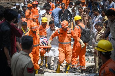 NEW DELHI INDIA 19 Nisan 2025 NDRF Personeli, 19 Nisan 2025 tarihinde Mustafabad 'daki Çöküş Binası' ndaki insanları kurtarırken görüldü. 