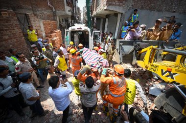 NEW DELHI INDIA 19 Nisan 2025 NDRF Personeli, 19 Nisan 2025 tarihinde Mustafabad 'daki Çöküş Binası' ndaki insanları kurtarırken görüldü. 