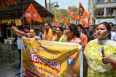 NOIDA INDIA APRIL 19 Nisan 2025 Vishva Hindu Parishad VHP üyeleri 27. Bölge 'de Batı Bengal hükümetine karşı bir protesto düzenledi ve 19 Nisan 2025 tarihinde Noida Hindistan' da Sunil Ghosh Hindustan Times tarafından bir muhtıra sunuldu.