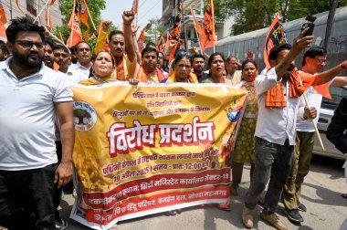 NOIDA INDIA APRIL 19 Nisan 2025 Vishva Hindu Parishad VHP üyeleri 27. Bölge 'de Batı Bengal hükümetine karşı bir protesto düzenledi ve 19 Nisan 2025 tarihinde Noida Hindistan' da Sunil Ghosh Hindustan Times tarafından bir muhtıra sunuldu.