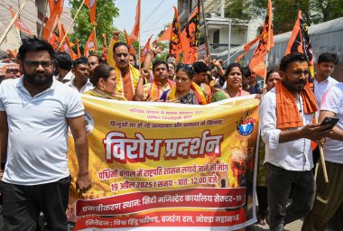 NOIDA INDIA APRIL 19 Nisan 2025 Vishva Hindu Parishad VHP üyeleri 27. Bölge 'de Batı Bengal hükümetine karşı bir protesto düzenledi ve 19 Nisan 2025 tarihinde Noida Hindistan' da Sunil Ghosh Hindustan Times tarafından bir muhtıra sunuldu.