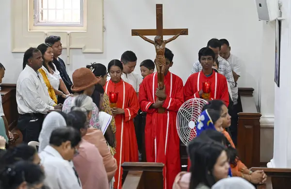 NEW DELHI INDIA Nisan 18 2025 Hristiyanlar Kutsal Katedral Kilisesi 'nde 18 Nisan 2025' te Yeni Delhi 'de Kutsal Cuma vesilesiyle dua ederler.