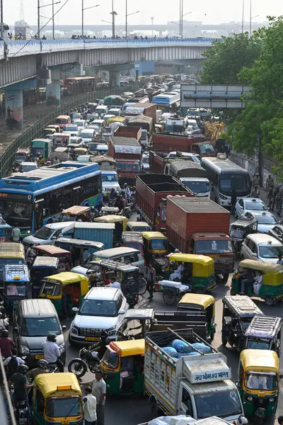 18 Nisan 2025 'te Seelampur' da 17 yaşındaki Kunal adlı gencin öldürülmesine karşı yapılan protestolara engel olan 18 Nisan 2025 'te Yeni Delhi' de 17 yaşındaki bir çocuk vahşice bıçaklanarak öldürüldü.