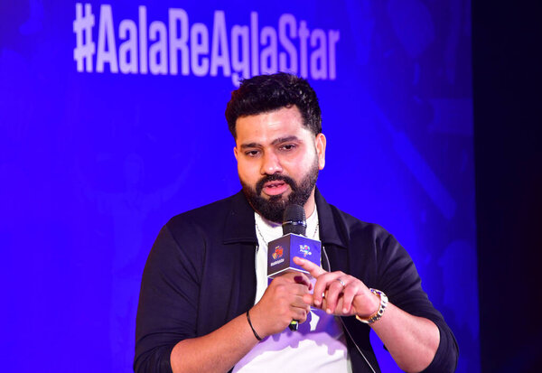 Мбаи ИНДИЯ АПРЕЛЬ 18 2025 Капитан сборной Индии и пятикратный победитель IPL с индийцами Мумбаи Рохитом Шарма во время объявления команд-операторов Лиги Т20 Мумбаи и определения команд Лиги Т20 Мумбаи 18 апреля 2025 года в Мумбаи Индия Рохит Ш.