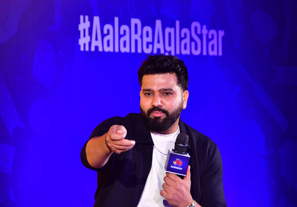 Мбаи ИНДИЯ АПРЕЛЬ 18 2025 Капитан сборной Индии и пятикратный победитель IPL с индийцами Мумбаи Рохитом Шарма во время объявления команд-операторов Лиги Т20 Мумбаи и определения команд Лиги Т20 Мумбаи 18 апреля 2025 года в Мумбаи Индия Рохит Ш.