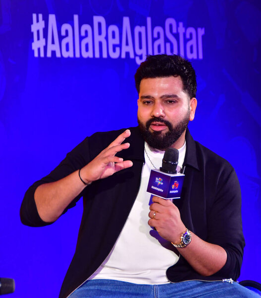 Мбаи ИНДИЯ АПРЕЛЬ 18 2025 Капитан сборной Индии и пятикратный победитель IPL с индийцами Мумбаи Рохитом Шарма во время объявления команд-операторов Лиги Т20 Мумбаи и определения команд Лиги Т20 Мумбаи 18 апреля 2025 года в Мумбаи Индия Рохит Ш.