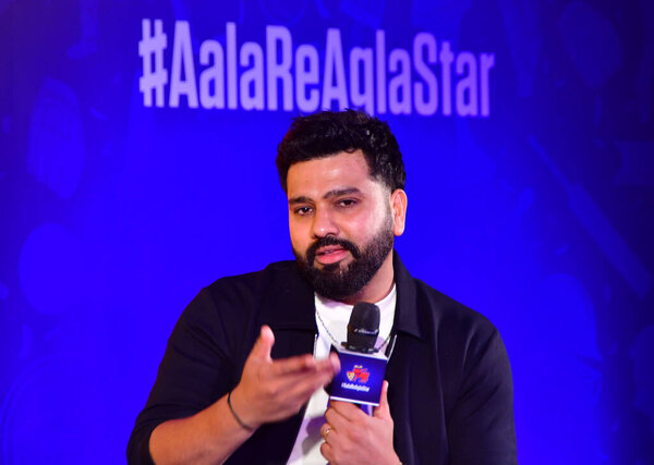 Мбаи ИНДИЯ АПРЕЛЬ 18 2025 Капитан сборной Индии и пятикратный победитель IPL с индийцами Мумбаи Рохитом Шарма во время объявления команд-операторов Лиги Т20 Мумбаи и определения команд Лиги Т20 Мумбаи 18 апреля 2025 года в Мумбаи Индия Рохит Ш.