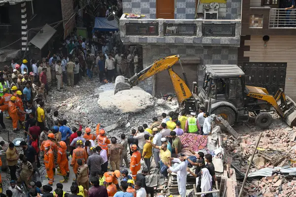 NEW DELHI INDIA APRIL 19 2025 NDRF Personeli ve yerel sakinler 19 Nisan 2025 'te Mustafabad' da çöken binada kurtarma operasyonları düzenlediler.