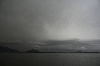 SRINAGAR INDIA 19 Nisan 2025 'te Srinagar Hindistan' da 19 Nisan 2025 'te Srinagar Gölü üzerinde kara bulutlar belirdi. Şiddetli yağmurlar ve şiddetli rüzgarlar yaz başkentindeki normal yaşamı bozdu. Srinagar' daki birçok satıcı yağmur ve şiddetli rüzgarlar arasında tezgahlarını kapattı. 