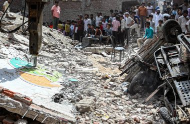NEW DELHI INDIA 20 Nisan 2025 Dün çöken bir inşaat sahasında 20 Nisan 2025 Yeni Delhi Hindistan 'da Mustafabad' da çok sayıda ölüme yol açan en az 11 kişinin öldüğü, 11 kişinin ise yaralandığı görüldü.