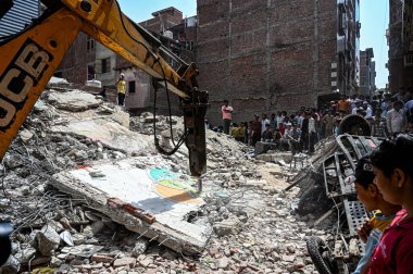 NEW DELHI INDIA 20 Nisan 2025 Dün çöken bir inşaat sahasında 20 Nisan 2025 Yeni Delhi Hindistan 'da Mustafabad' da çok sayıda ölüme yol açan en az 11 kişinin öldüğü, 11 kişinin ise yaralandığı görüldü.