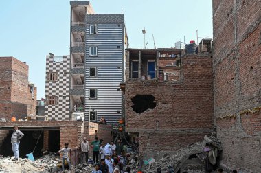 NEW DELHI INDIA 20 Nisan 2025 Dün çöken bir inşaat sahasında 20 Nisan 2025 Yeni Delhi Hindistan 'da Mustafabad' da çok sayıda ölüme yol açan en az 11 kişinin öldüğü, 11 kişinin ise yaralandığı görüldü.