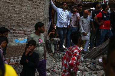 NEW DELHI INDIA 20 Nisan 2025 Dün çöken bir inşaat sahasında 20 Nisan 2025 Yeni Delhi Hindistan 'da Mustafabad' da çok sayıda ölüme yol açan en az 11 kişinin öldüğü, 11 kişinin ise yaralandığı görüldü.