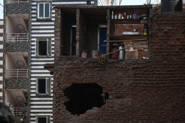 NEW DELHI INDIA 20 NİSAN 2025 Dün çöken inşaat alanının yakınındaki bir evin görüntüsü Mustafabad 'da 20 Nisan 2025' te Yeni Delhi Hindistan 'da çok sayıda ölüme neden oldu. 