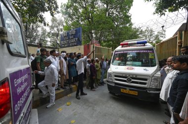 NEW DELHI INDIA APRIL 20 Nisan 2025 Akrabaları ve Aile üyeleri GTB Hastanesi Morgu 'nda dün çöken bir binanın ardından 20 Nisan 2025' te Mustafabad 'da en az 11 kişinin ölümüne neden oldu.