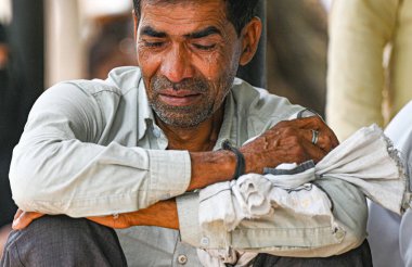 NEW DELHI INDIA APRIL 20 Nisan 2025 Jameel Ahmad Nazim 'in kayınpederi GTB Hastanesi Morgu' nda dün çöken bir binanın ardından ölen bedenleri almak için gözyaşları içinde 20 Nisan 2025 'te Mustafabad' da en az 11 peni