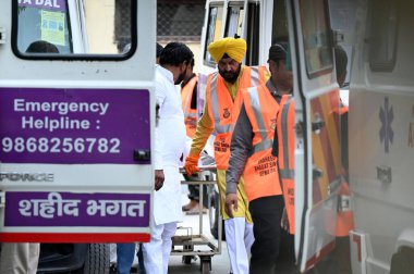NEW DELHI INDIA APRIL 20 Nisan 2025 Akrabaları ve Aile üyeleri GTB Hastanesi Morgu 'nda dün çöken bir binanın ardından 20 Nisan 2025' te Mustafabad 'da en az 11 kişinin ölümüne neden oldu.