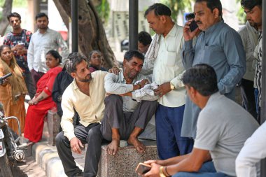 NEW DELHI INDIA APRIL 20 Nisan 2025 Jameel Ahmad Nazim 'in kayınpederi GTB Hastanesi Morgu' nda dün çöken bir binanın ardından ölen bedenleri almak için gözyaşları içinde 20 Nisan 2025 'te Mustafabad' da en az 11 peni