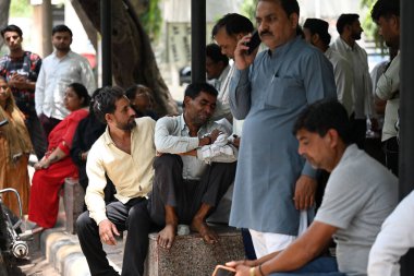 NEW DELHI INDIA APRIL 20 Nisan 2025 Jameel Ahmad Nazim 'in kayınpederi GTB Hastanesi Morgu' nda dün çöken bir binanın ardından ölen bedenleri almak için gözyaşları içinde 20 Nisan 2025 'te Mustafabad' da en az 11 peni