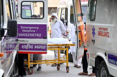 NEW DELHI INDIA APRIL 20 Nisan 2025 Akrabaları ve Aile üyeleri GTB Hastanesi Morgu 'nda dün çöken bir binanın ardından 20 Nisan 2025' te Mustafabad 'da en az 11 kişinin ölümüne neden oldu.