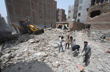 NEW DELHI INDIA APRIL 20 2025 Yerel halk, 20 Nisan 2025 'te Mustafabad bölgesinde çöken bir binanın ertesi günü, Hindistan' da 4 'ü çocuk en az 11 kişinin öldüğü, 11' inin ise yaralandığı bölgede duruyor.