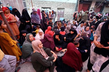 NEW DELHI INDIA AYRIL 20 2025 Akrabalar ve yerliler, 20 Nisan 2025 'te Mustafabad bölgesinde çöken bir binanın ertesi günü Yeni Delhi Hindistan' da 4 'ü çocuk en az 11 kişinin öldüğü, 11' inin ise yaralandığı gün teselli ediliyor.