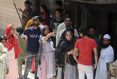 NEW DELHI INDIA APRIL 20 2025 Yerel halk, 20 Nisan 2025 'te Mustafabad bölgesinde çöken bir binanın ertesi günü, Hindistan' da 4 'ü çocuk en az 11 kişinin öldüğü, 11' inin ise yaralandığı bölgede duruyor.