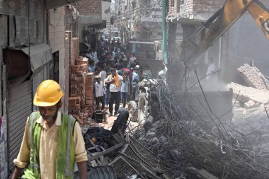 NEW DELHI INDIA APRIL 20 2025 Yerel halk, 20 Nisan 2025 'te Mustafabad bölgesinde çöken bir binanın ertesi günü, Hindistan' da 4 'ü çocuk en az 11 kişinin öldüğü, 11' inin ise yaralandığı bölgede duruyor.