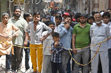 NEW DELHI INDIA APRIL 20 2025 Yerel halk, 20 Nisan 2025 'te Mustafabad bölgesinde çöken bir binanın ertesi günü, Hindistan' da 4 'ü çocuk en az 11 kişinin öldüğü, 11' inin ise yaralandığı bölgede duruyor.