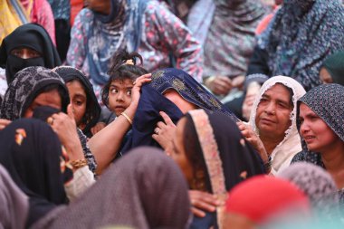 NEW DELHI INDIA AYRIL 20 2025 Akrabalar ve yerliler, 20 Nisan 2025 'te Mustafabad bölgesinde çöken bir binanın ertesi günü Yeni Delhi Hindistan' da 4 'ü çocuk en az 11 kişinin öldüğü, 11' inin ise yaralandığı gün teselli ediliyor.