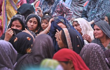 NEW DELHI INDIA AYRIL 20 2025 Akrabalar ve yerliler, 20 Nisan 2025 'te Mustafabad bölgesinde çöken bir binanın ertesi günü Yeni Delhi Hindistan' da 4 'ü çocuk en az 11 kişinin öldüğü, 11' inin ise yaralandığı gün teselli ediliyor.