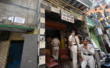 YENİ DELHI INDIA 20 NİSAN 2025 Hinduların göç ettiğini söyleyen bir poster lütfen 20 Nisan 2025 tarihinde Delhi 'nin Seelampur bölgesine yerleştirilmesine yardım edin.