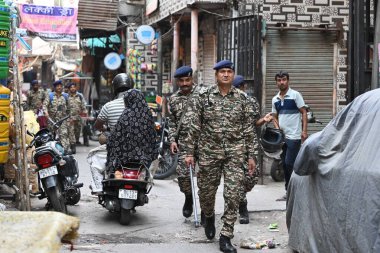 20 Nisan 2025 'te Yeni Delhi' de 20 Nisan 2025 'te bıçaklanarak öldürülen 17 yaşındaki bir çocuğun evinin görüntüsü polis memurlarına göre bıçaklama olayıyla ilgili bilgiler Kunal' dan kısa bir süre sonra Seelampur 'dan alındı. 