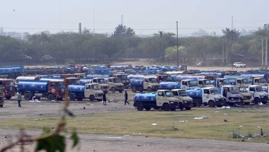 NEW DELHI INDIA APRIL 20 2025 Delhi CM Rekha Gupta 1111 GPS ile su tankerlerini 20 Nisan 2025 tarihinde Yeni Delhi Hindistan 'da geliştirmek için Yeni Delhi başbakanı bu bayrağı Delhi halkı için tarihi ve gururlu bir an olarak nitelendirdi.