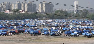 NEW DELHI INDIA APRIL 20 2025 Delhi CM Rekha Gupta 1111 GPS ile su tankerlerini 20 Nisan 2025 tarihinde Yeni Delhi Hindistan 'da geliştirmek için Yeni Delhi başbakanı bu bayrağı Delhi halkı için tarihi ve gururlu bir an olarak nitelendirdi.