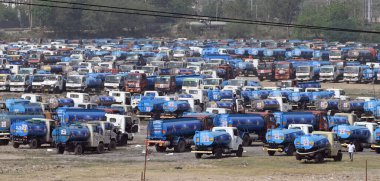 NEW DELHI INDIA APRIL 20 2025 Delhi CM Rekha Gupta 1111 GPS ile su tankerlerini 20 Nisan 2025 tarihinde Yeni Delhi Hindistan 'da geliştirmek için Yeni Delhi başbakanı bu bayrağı Delhi halkı için tarihi ve gururlu bir an olarak nitelendirdi.