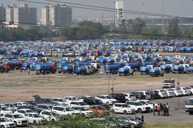 NEW DELHI INDIA APRIL 20 2025 Delhi CM Rekha Gupta 1111 GPS ile su tankerlerini 20 Nisan 2025 tarihinde Yeni Delhi Hindistan 'da geliştirmek için Yeni Delhi başbakanı bu bayrağı Delhi halkı için tarihi ve gururlu bir an olarak nitelendirdi.