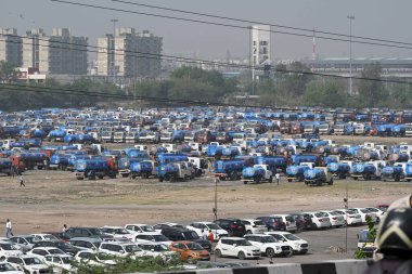 NEW DELHI INDIA APRIL 20 2025 Delhi CM Rekha Gupta 1111 GPS ile su tankerlerini 20 Nisan 2025 tarihinde Yeni Delhi Hindistan 'da geliştirmek için Yeni Delhi başbakanı bu bayrağı Delhi halkı için tarihi ve gururlu bir an olarak nitelendirdi.