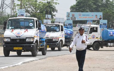 NEW DELHI INDIA APRIL 20 2025 Delhi CM Rekha Gupta 1111 GPS ile su tankerlerini 20 Nisan 2025 tarihinde Yeni Delhi Hindistan 'da geliştirmek için Yeni Delhi başbakanı bu bayrağı Delhi halkı için tarihi ve gururlu bir an olarak nitelendirdi.