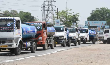 NEW DELHI INDIA APRIL 20 2025 Delhi CM Rekha Gupta 1111 GPS ile su tankerlerini 20 Nisan 2025 tarihinde Yeni Delhi Hindistan 'da geliştirmek için Yeni Delhi başbakanı bu bayrağı Delhi halkı için tarihi ve gururlu bir an olarak nitelendirdi.