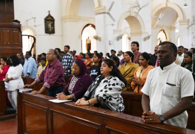 NEW DELHI INDIA 20 NİSAN 2025 Dindar, 20 Nisan 2025 'te Yeni Delhi' de Yeni Hindistan 'da, Paskalya Bayramı için Kutsal Yürek Katedrali' nde dua ediyor. İsa 'nın Go' daki çarmıha gerilişinin ardından yeniden dirilişini kutlamak için.