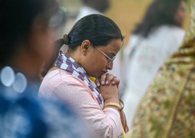 20 Nisan 2025 Paskalya günü Noida Hindistan 'da 34. Bölge' deki bir kilisenin içinde İsa 'nın çarmıha gerilmesinin ardından Paskalya Bayramı kutlanır.