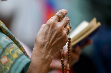 20 Nisan 2025 Paskalya günü Noida Hindistan 'da 34. Bölge' deki bir kilisenin içinde İsa 'nın çarmıha gerilmesinin ardından Paskalya Bayramı kutlanır.