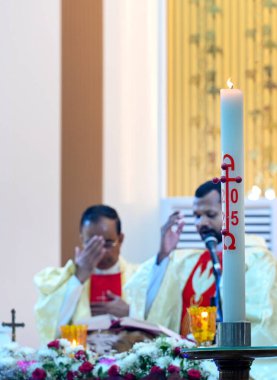 20 Nisan 2025 Paskalya günü Noida Hindistan 'da 34. Bölge' deki bir kilisenin içinde İsa 'nın çarmıha gerilmesinin ardından Paskalya Bayramı kutlanır.