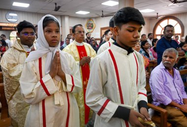 20 Nisan 2025 Paskalya günü Noida Hindistan 'da 34. Bölge' deki bir kilisenin içinde İsa 'nın çarmıha gerilmesinin ardından Paskalya Bayramı kutlanır.