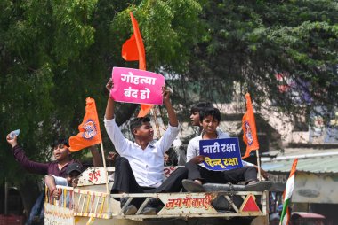 NOIDA INDIA 20 Nisan 2025 Vishwa Hindu Parishad VHP ve Bajrang Dal, 20 Nisan 2025 tarihinde Noida Hindistan 'da 63A sektöründen Hanuman Jayanti alayı düzenledi. Fotoğraf: Sunil Ghosh Hindustan Times 